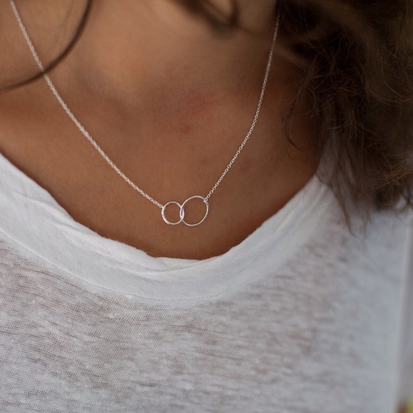 💥3/$28 New Minimalist Interlocked Infinity Circle Pendant Necklace Dainty - Picture 4 of 14